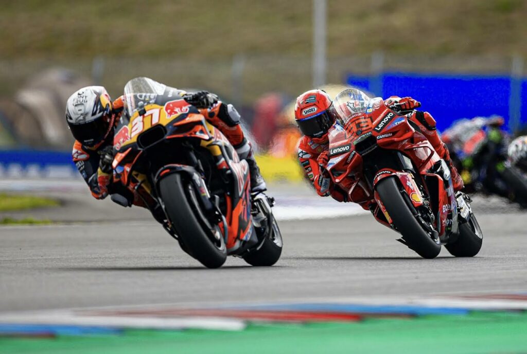 Marc Marquez goniący Acostę