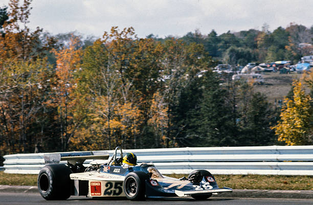 Alex Ribeiro przemieszcza się na torze w bolidzie F2.