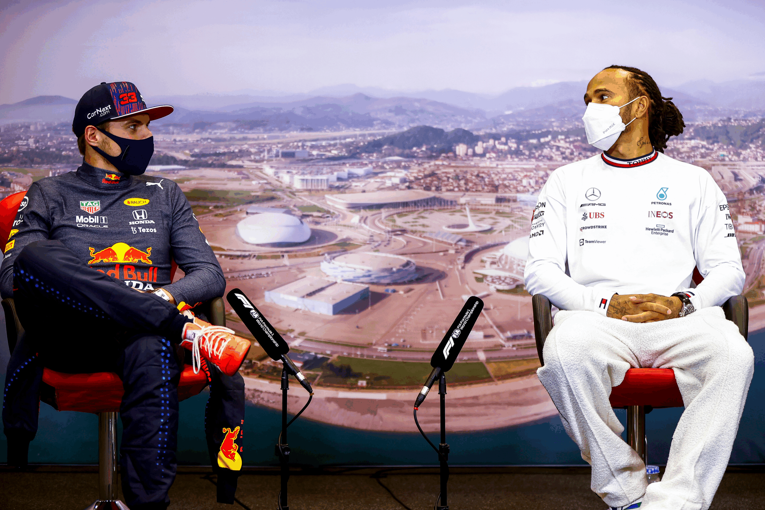 Max Verstappen i Lewis Hamilton na konferencji prasowej przed Grand Prix Rosji 2021. 
