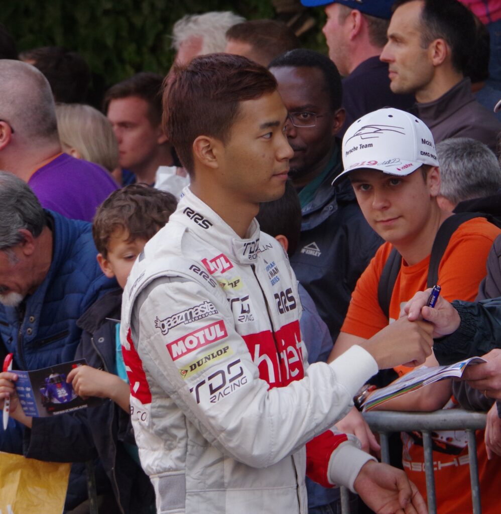 Ryo Hirakawa na paradzie kierowców przed 24 Hours of Le Mans w 2016 roku