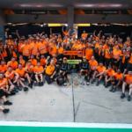 podsumowanie grand prix chin - zespół McLarena świętujący drugie zwycięstwo w tym sezonie