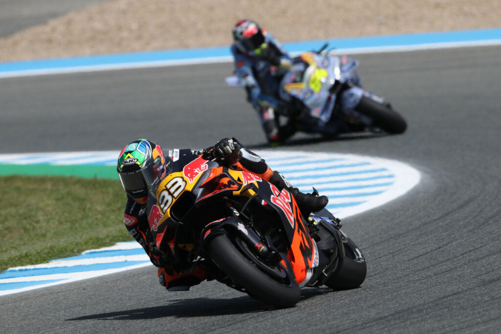 Brad Binder (#33) oraz Fermín Aldeguer (#54) podczas treningu przed Grand Prix Hiszpanii