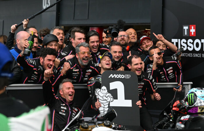 Marco Bezzecchi świętujący zwycięstwo w Grand Prix Wielkiej Brytanii