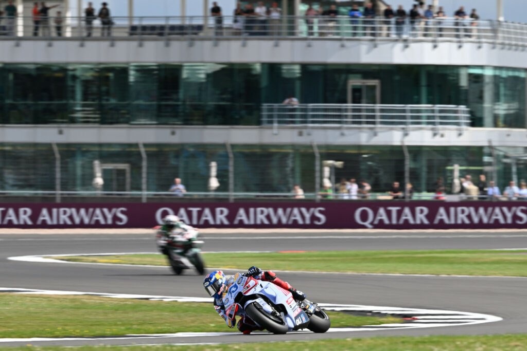 Álex Márquez (#73) i Johann Zarco (#5) podczas Grand Prix Wielkiej Brytanii MotoGP 2024