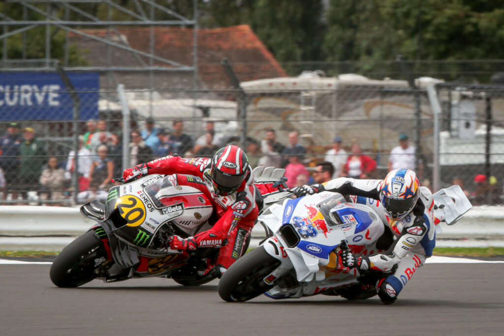 Fabio Quartararo (#20) oraz Jack Miller (#43) podczas Grand Prix Wielkiej Brytanii MotoGP 2024