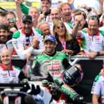 Johann Zarco świętuje zwycięstwo w Grand Prix Francji