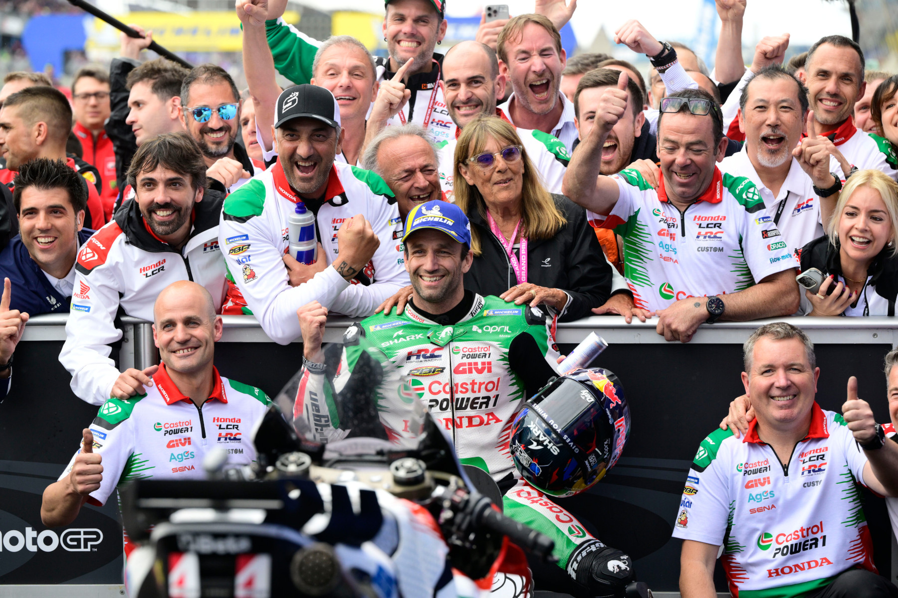 Johann Zarco świętuje zwycięstwo w Grand Prix Francji