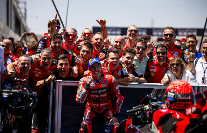 Marc Márquez świętuje zwycięstwo w Grand Prix Aragonii