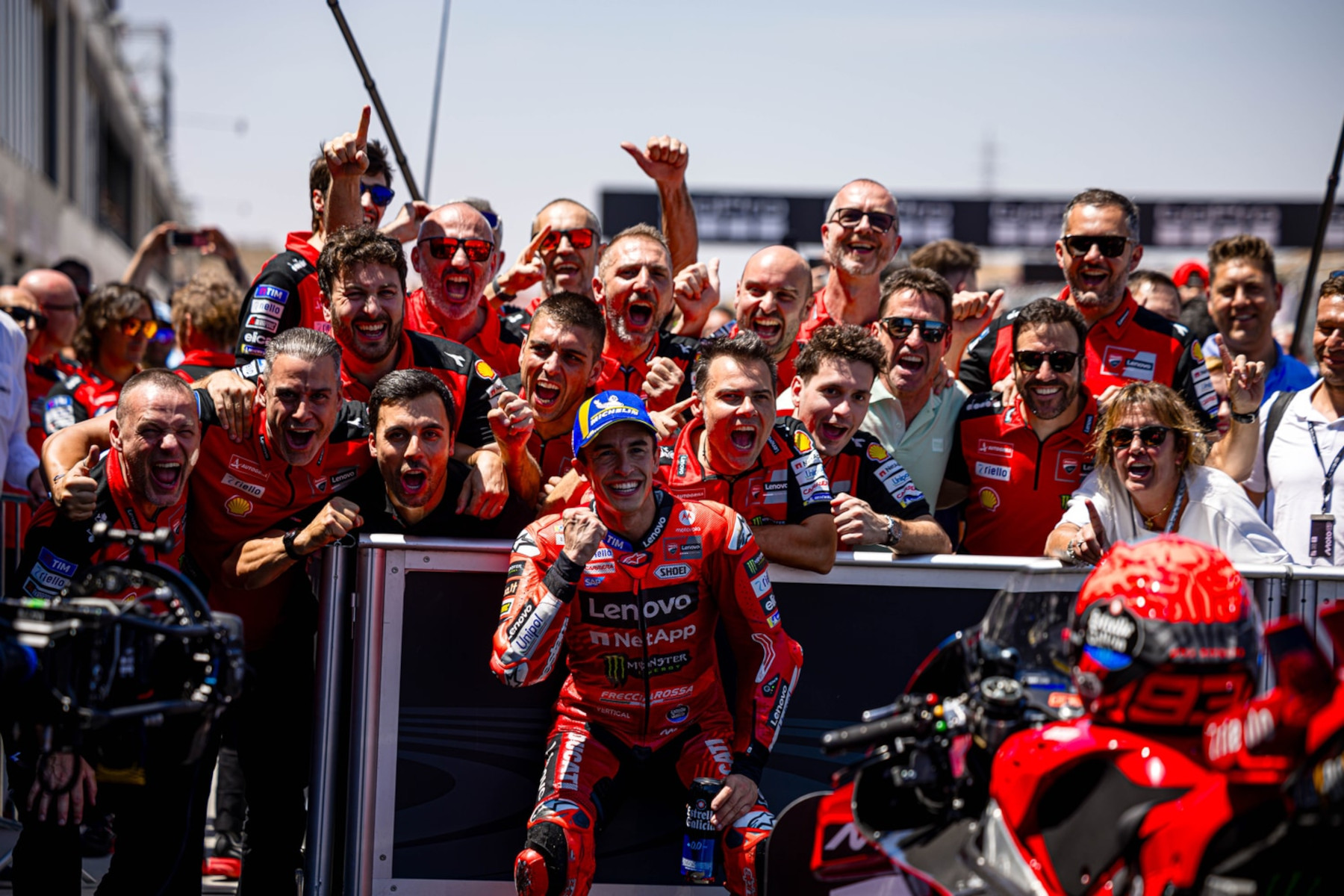Marc Márquez świętuje zwycięstwo w Grand Prix Aragonii