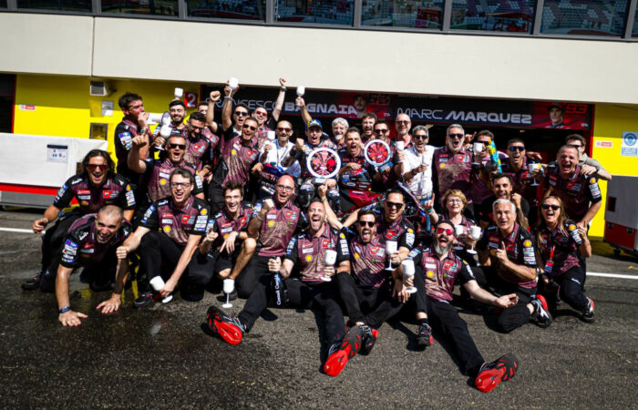 Zespół Ducati świętuje zwycięstwo w Grand Prix Włoch 2025