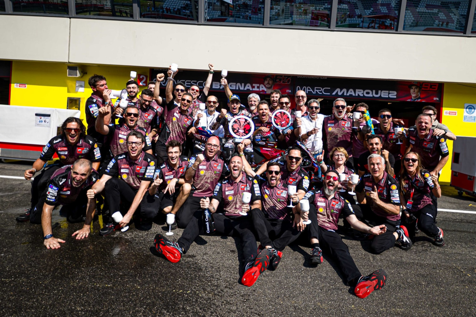 Zespół Ducati świętuje zwycięstwo w Grand Prix Włoch 2025