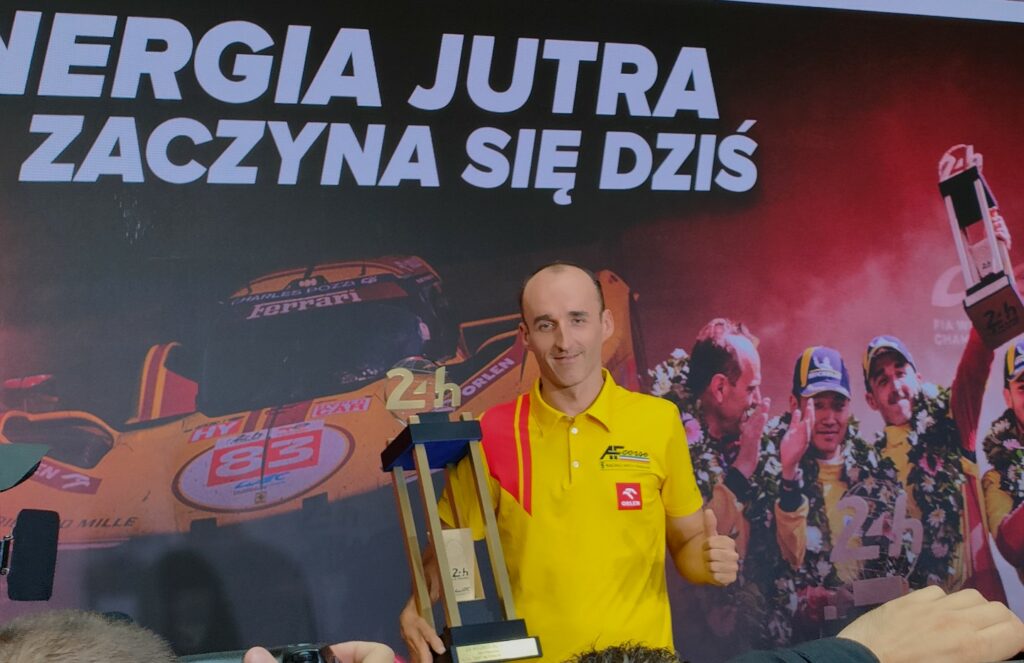 Robert Kubica z pucharem za zwycięstwo w 24 godzinnym wyścigu Le Mans