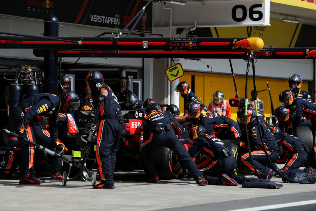 Red Bull w trakcie pit stopu w Grand Prix Brazylii 2019.