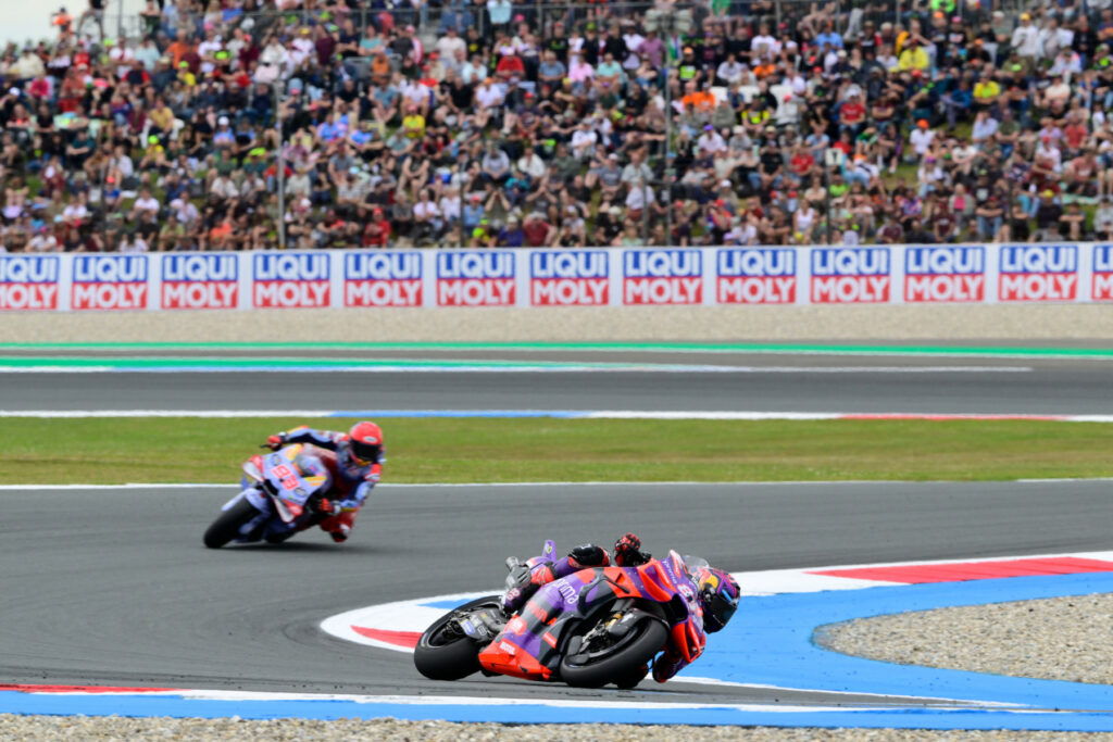 Jorge Martín (#89) oraz Marc Márquez (#93) podczas TT Assen MotoGP 2024