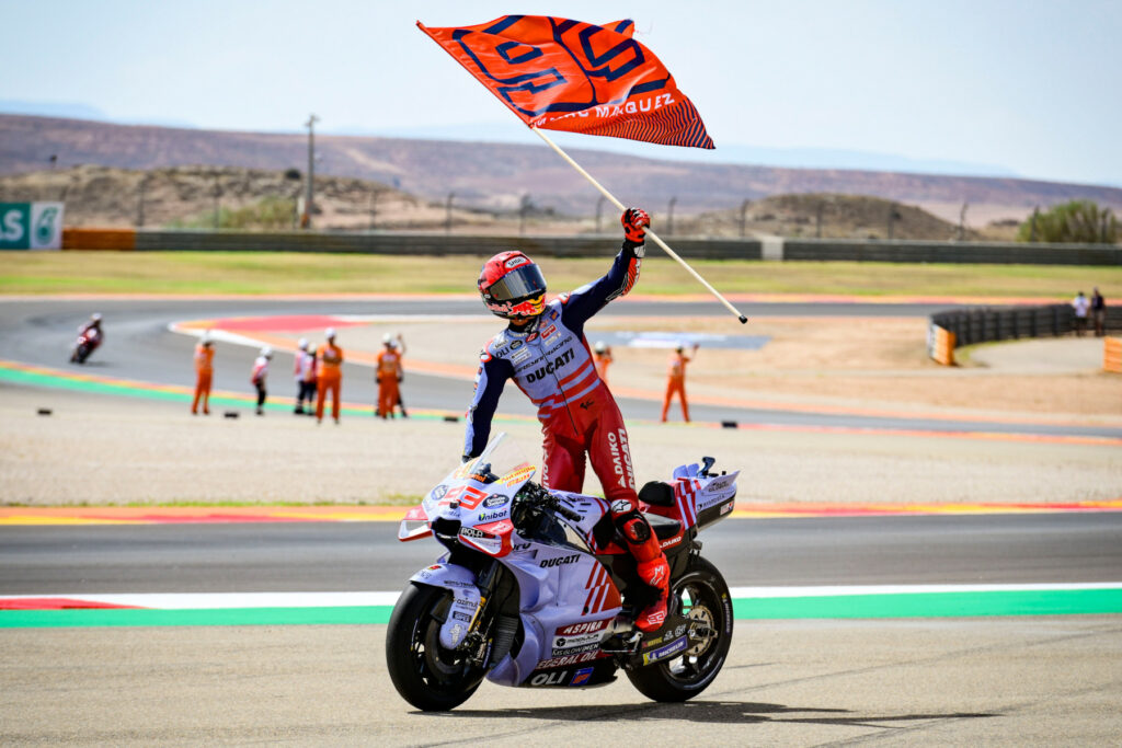 Marc Márquez świętujący zwycięstwo podczas Grand Prix Aragonii MotoGP 2024