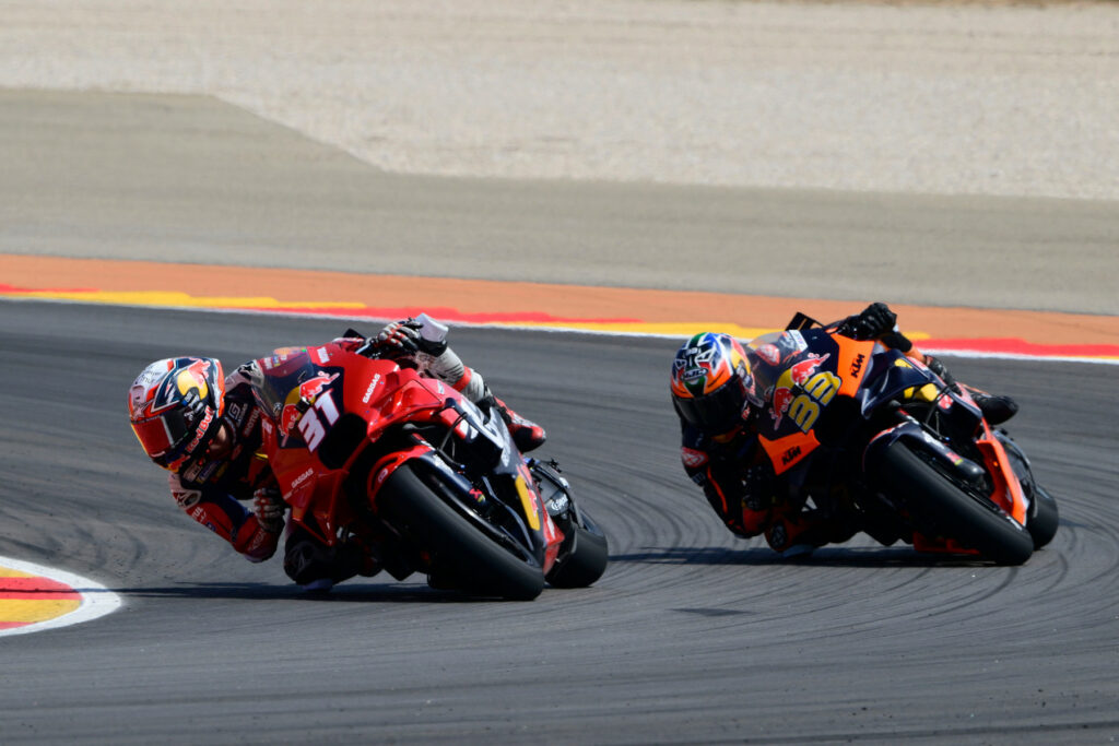 Pedro Acosta (#31) i Brad Binder (#33) podczas Grand Prix Aragonii MotoGP 2024