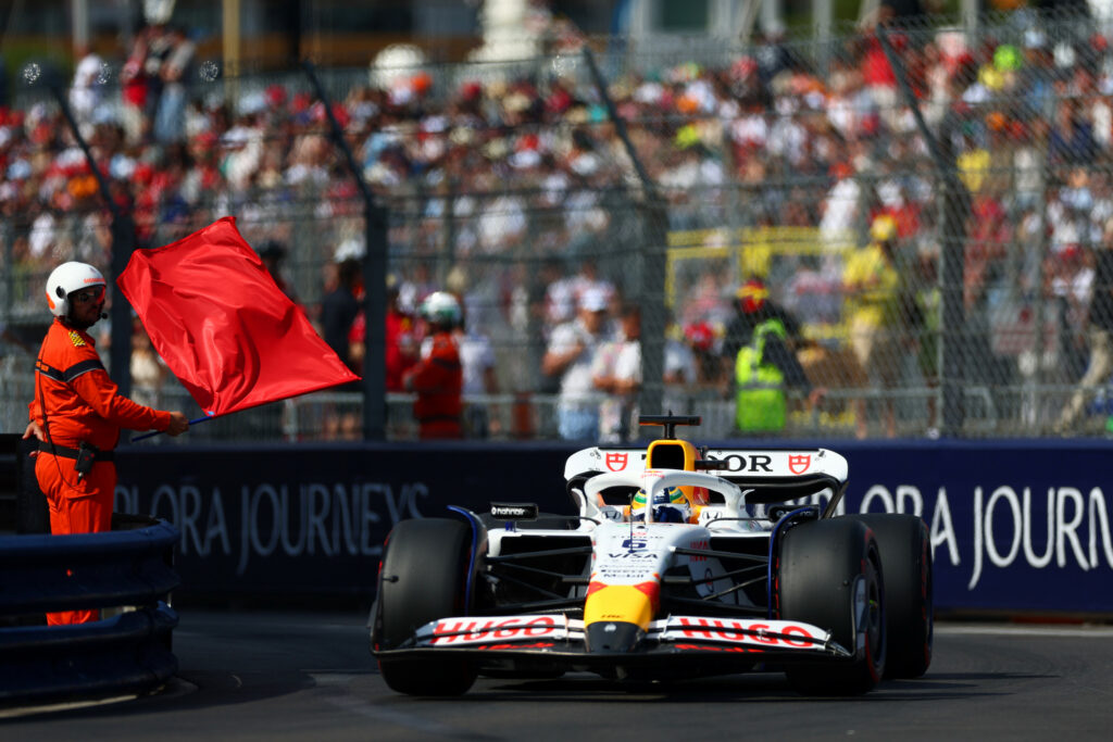 Marshall z czerwoną flagą w trakcie sesji Grand Prix Monako.
Flagi w Formule 1