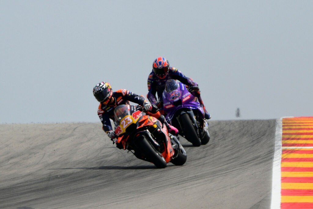 Enea Bastianini (#23) oraz Jack Miller (#43) podczas treningu przed Grand Prix Aragonii