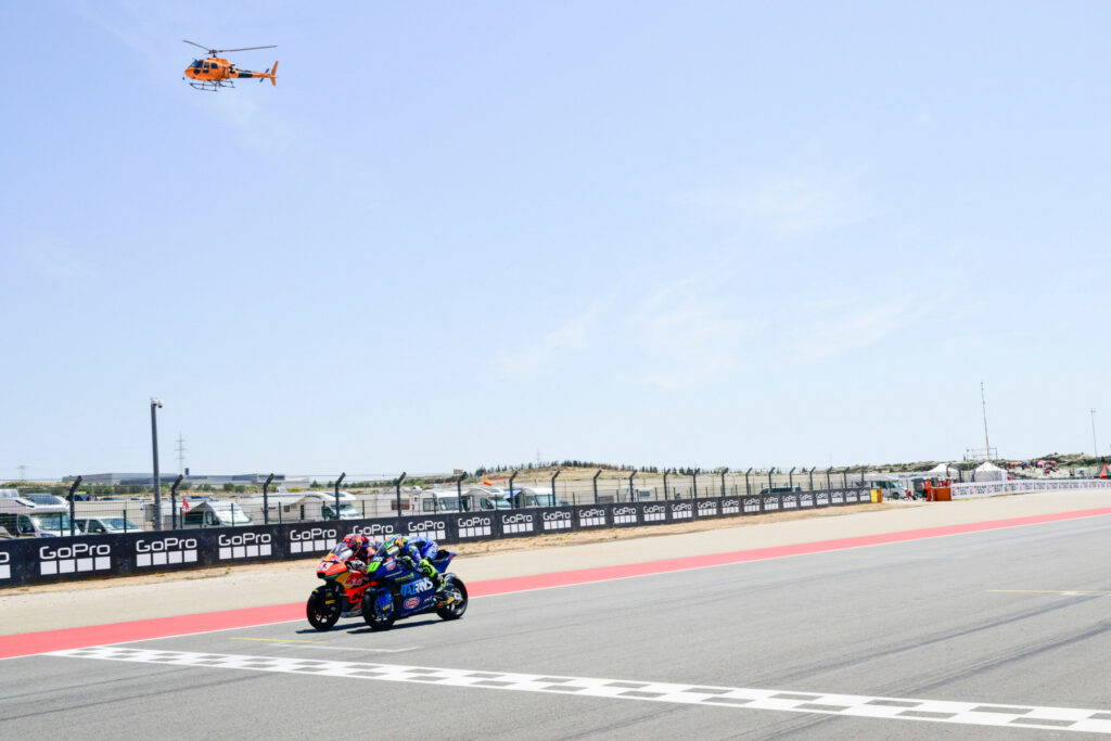 Deniz Öncü (#53) oraz Diogo Moreira (#10) na mecie Grand Prix Aragonii