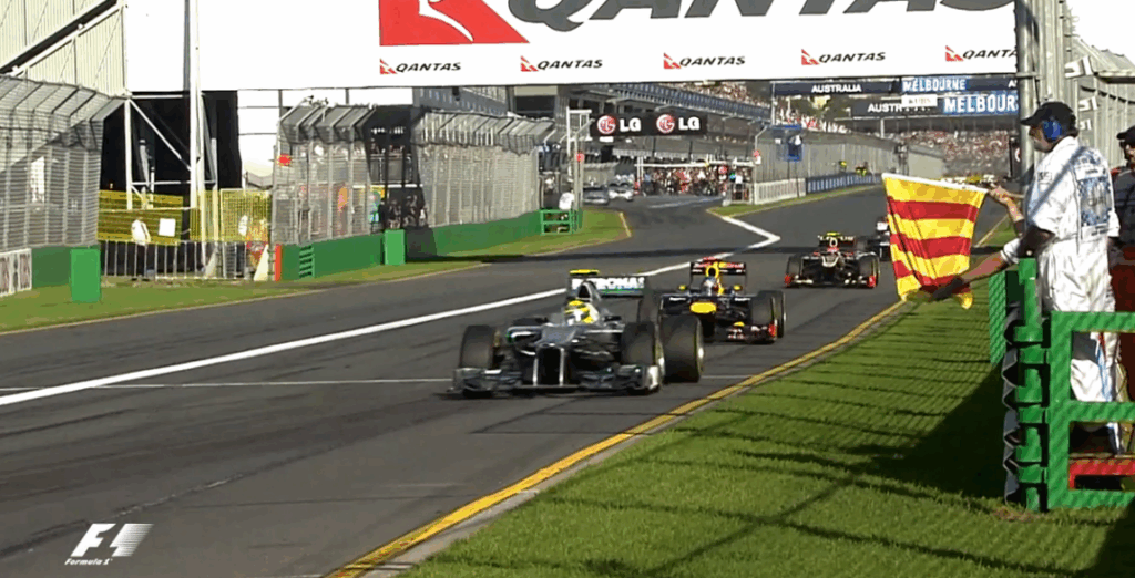 Flagi w Formule 1 w czerwono-żółte pasy w trakcie Grand Prix Australii. 
