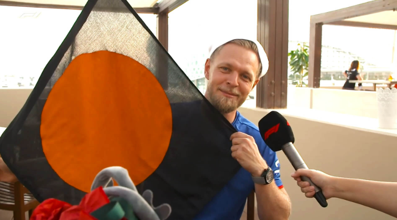 Flagi w Formule 1 - Czarna flaga z pomarańczowym kółkiem.