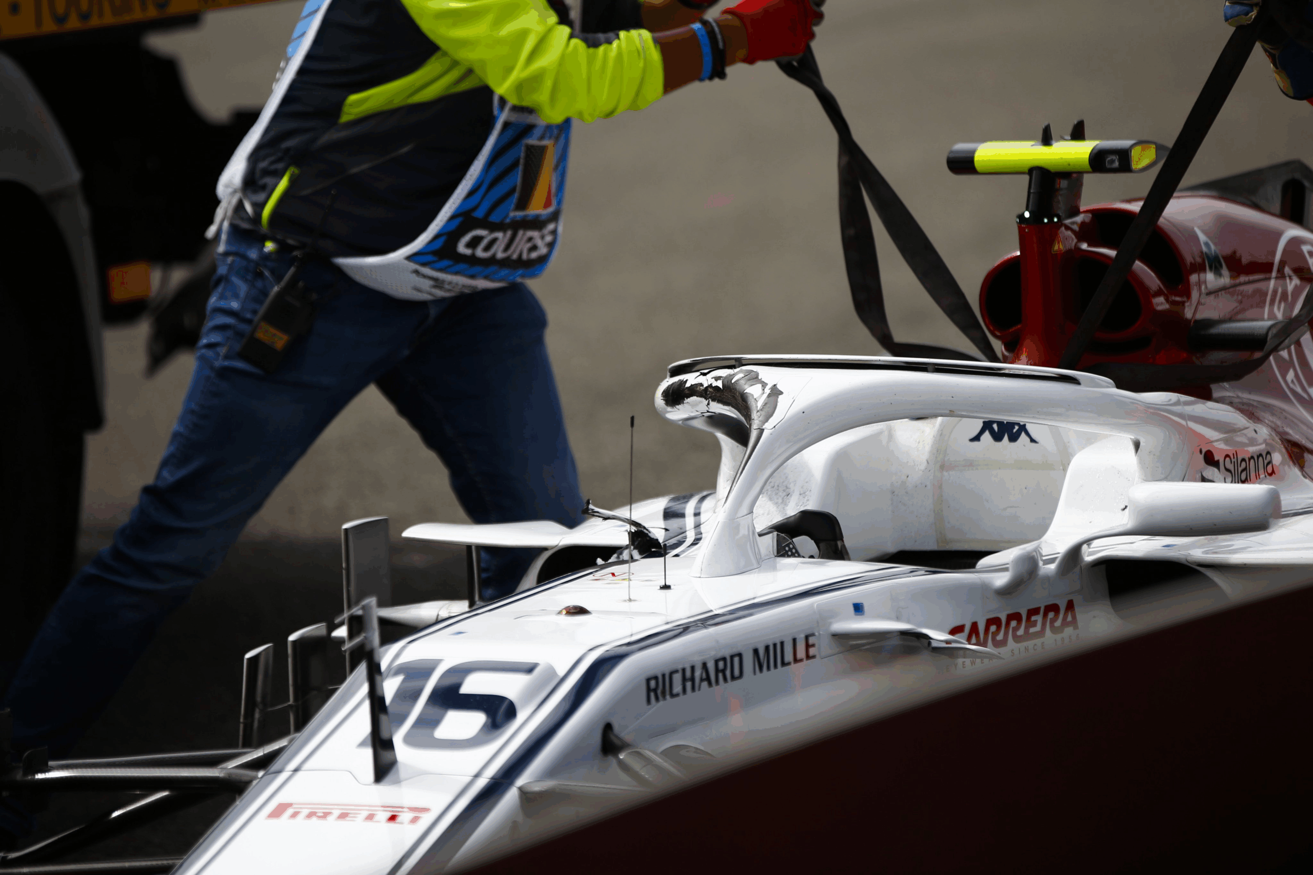 Zniszczenia halo w bolidzie Charles'a Leclerca w trakcie Grand Prix Belgii 2018.
