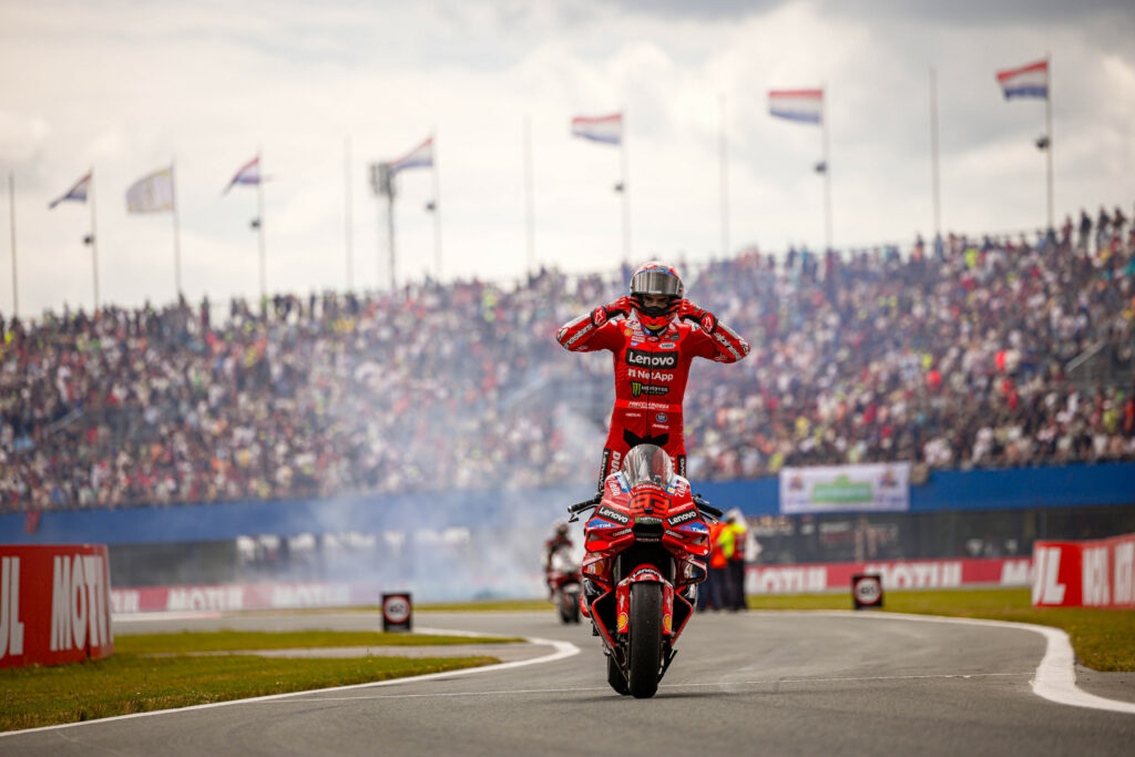 Marc Márquez świętujący zwycięstwo w TT Assen 2025