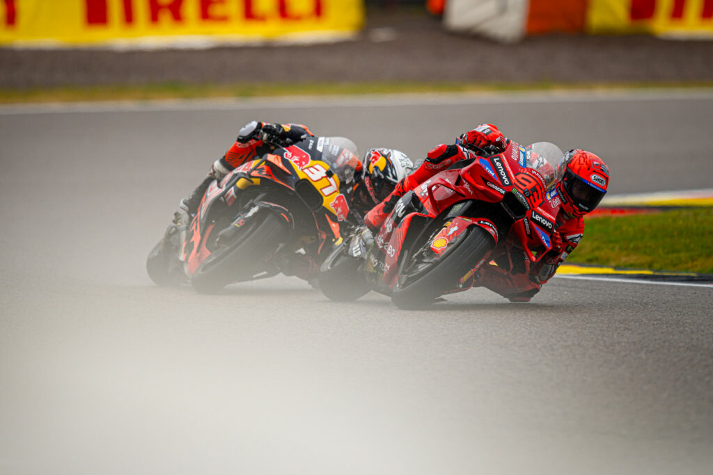 Marc Márquez (#93) oraz Pedro Acosta (#37) podczas Grand Prix Niemiec