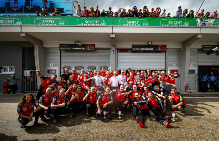 Zespół Ducati świętujący zwycięstwo w Grand Prix Niemiec