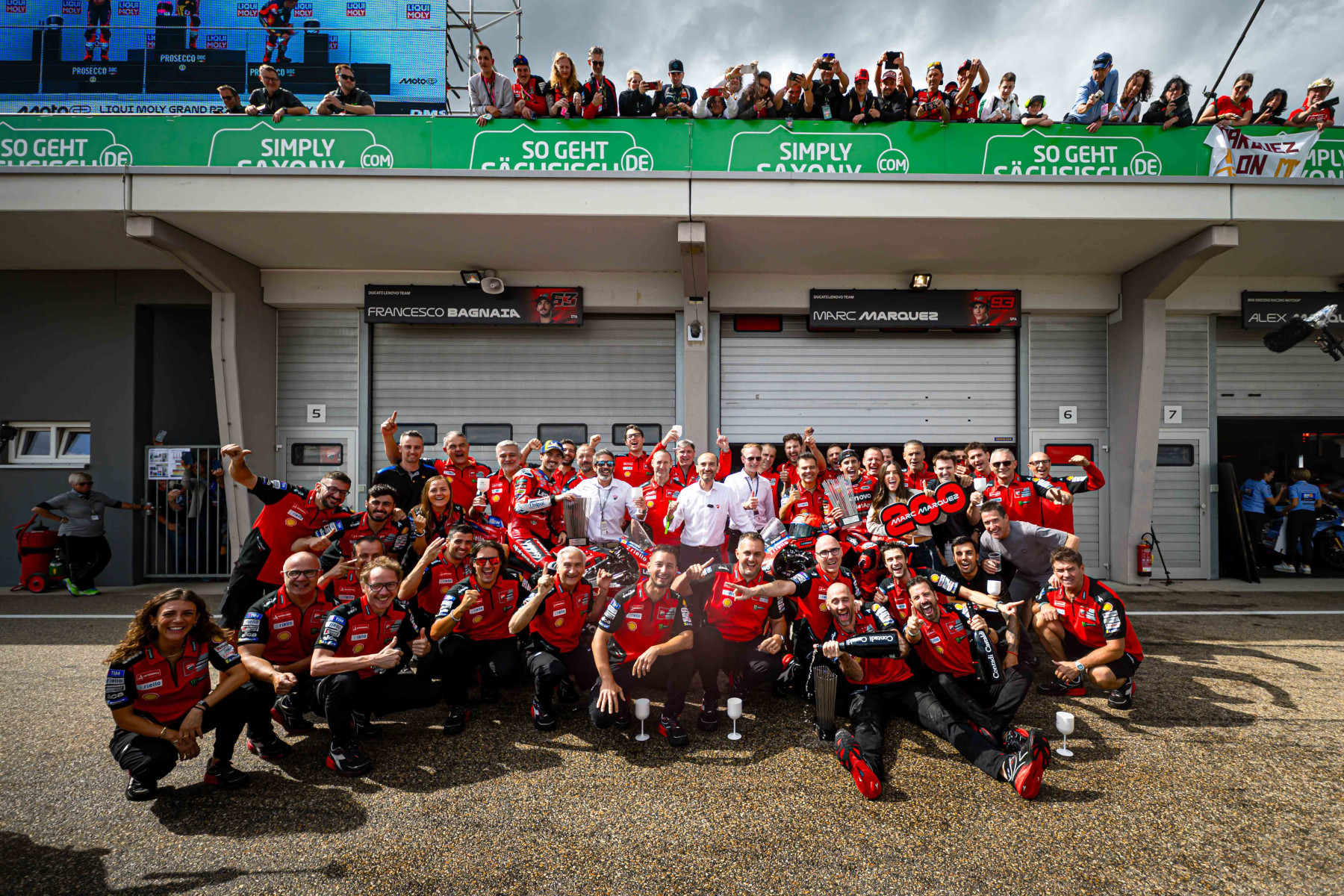 Zespół Ducati świętujący zwycięstwo w Grand Prix Niemiec