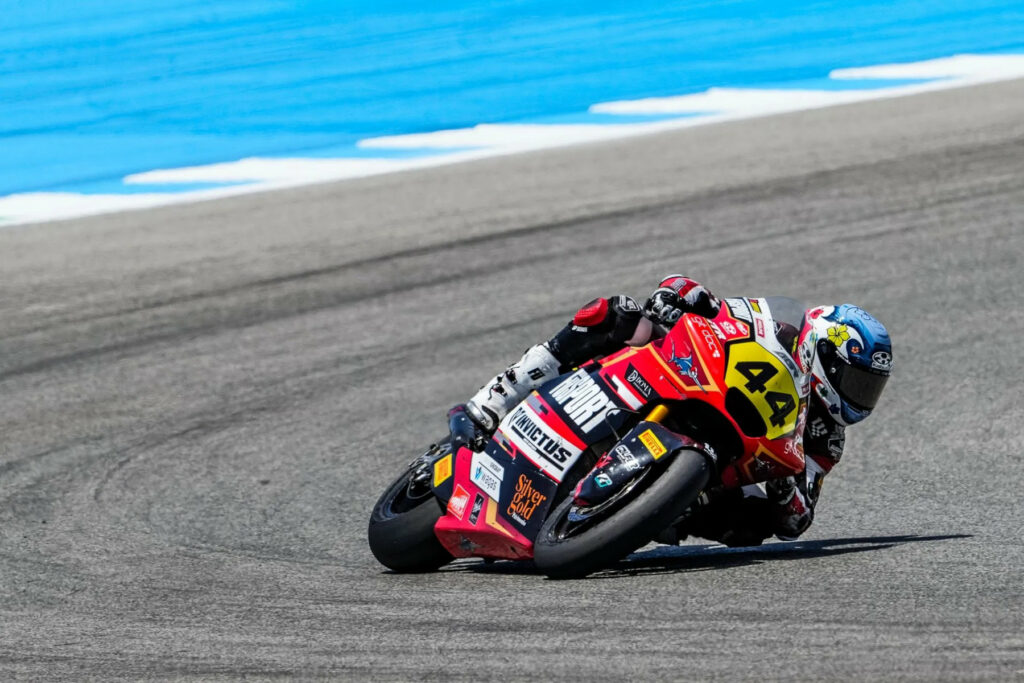 Milan Pawelec na motocyklu Moto2 w barwach zespołu AGR w mistrzostwach Europy