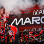 Marc Márquez oraz Francesco Bagnaia świętujący sukces w TT Assen 2025