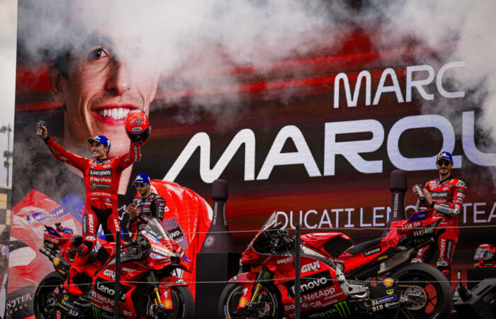Marc Márquez oraz Francesco Bagnaia świętujący sukces w TT Assen 2025