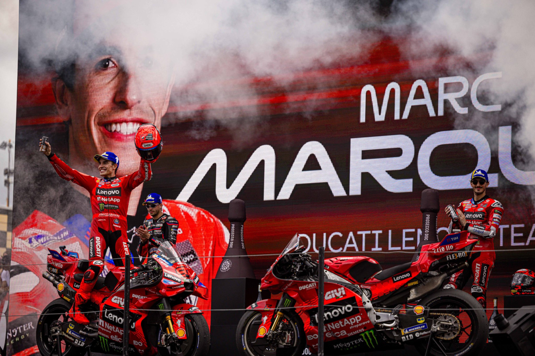 Marc Márquez oraz Francesco Bagnaia świętujący sukces w TT Assen 2025