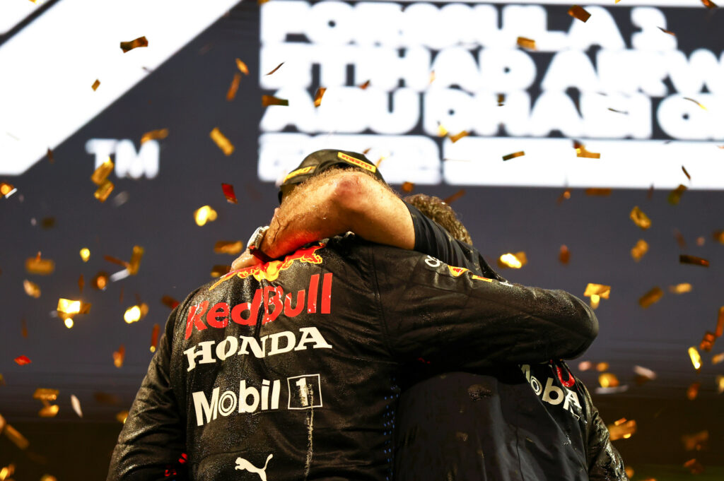 Max Verstappen i Christian Horner na podium po Grand Prix Abu Dhabi 2021