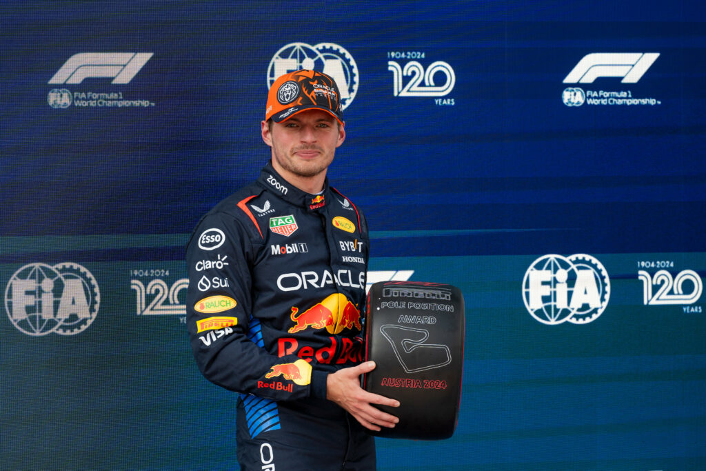 Max Verstappen z nagrodą za pole position do Grand Prix Austrii 2024. 