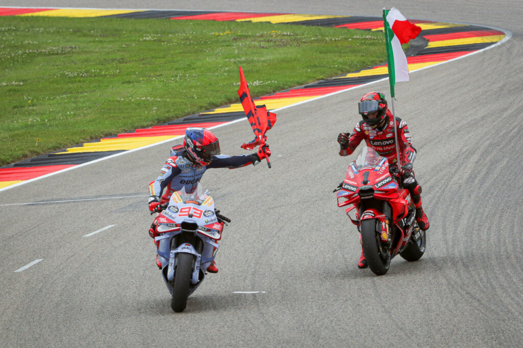 Marc Márquez (#93) i Francesco Bagnaia (#1) świętujący podium podczas Grand Prix Niemiec MotoGP 2024