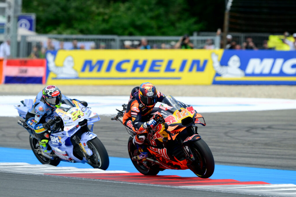 Maverick Viñales (#12) oraz Fermín Aldeguer (#54) podczas TT Assen 2025