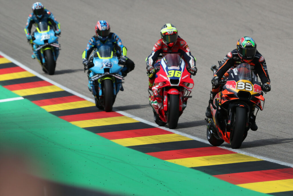 Brad Binder (#33), Joan Mir (#36), Ai Ogura (#79) oraz Raúl Fernández (#25) podczas Grand Prix Niemiec
