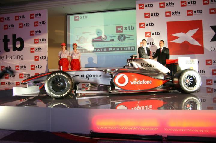 Prezentacja partnerstwa XTB oraz McLarena w 2010 roku. Źrodło: https://x.com/FOneRacingg