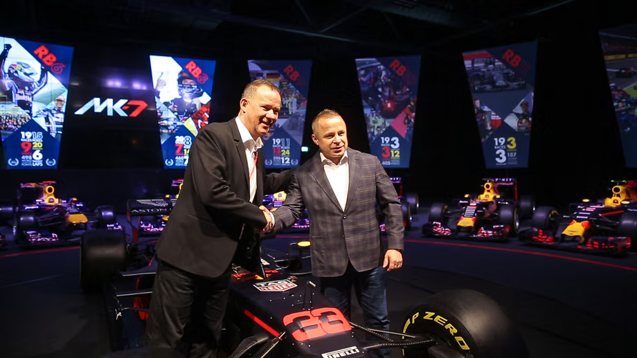 Przedstawiciele FuturoCoin w siedzibie Red Bulla