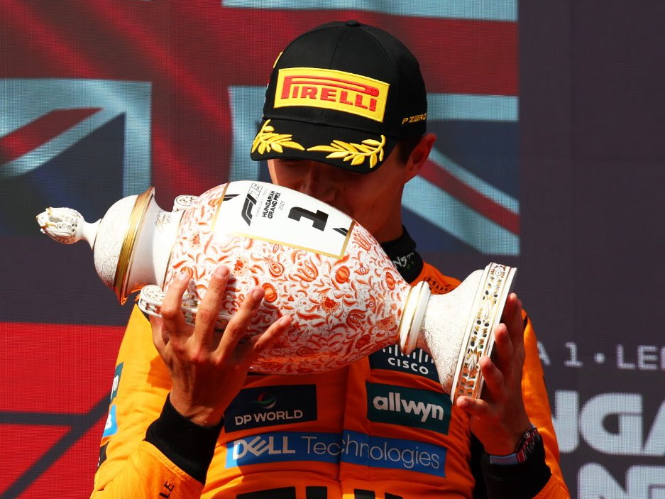 Lando Norris z pucharem za Grand Prix Węgier 2025. Źródło: https://x.com/McLarenF1