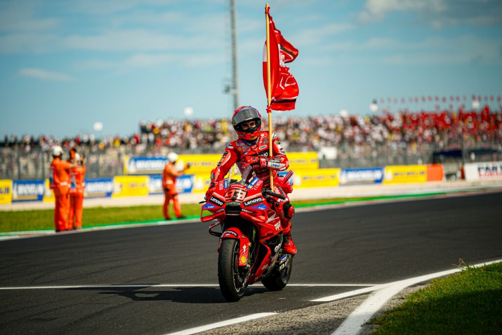 Marc Márquez świętujący zwycięstwo w Grand Prix San Marino