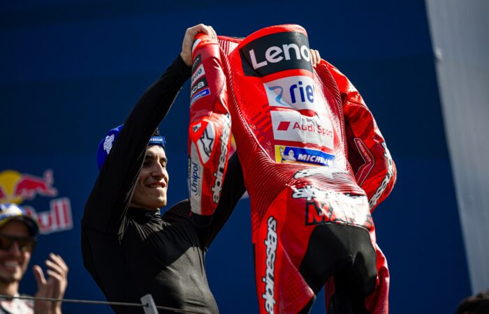Marc Márquez świętujący zwycięstwo w Grand Prix San Marino