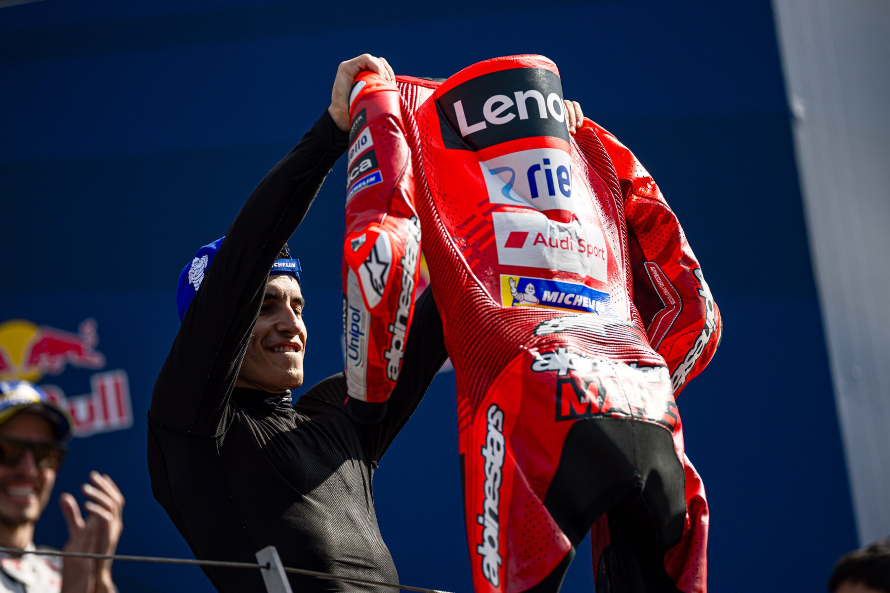 Marc Márquez świętujący zwycięstwo w Grand Prix San Marino