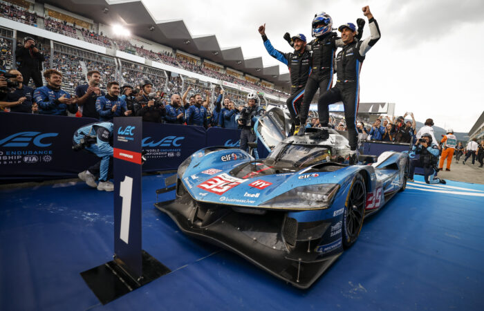 Załoga Alpine #35 świętująca triumf w 6 Hours of Fuji
