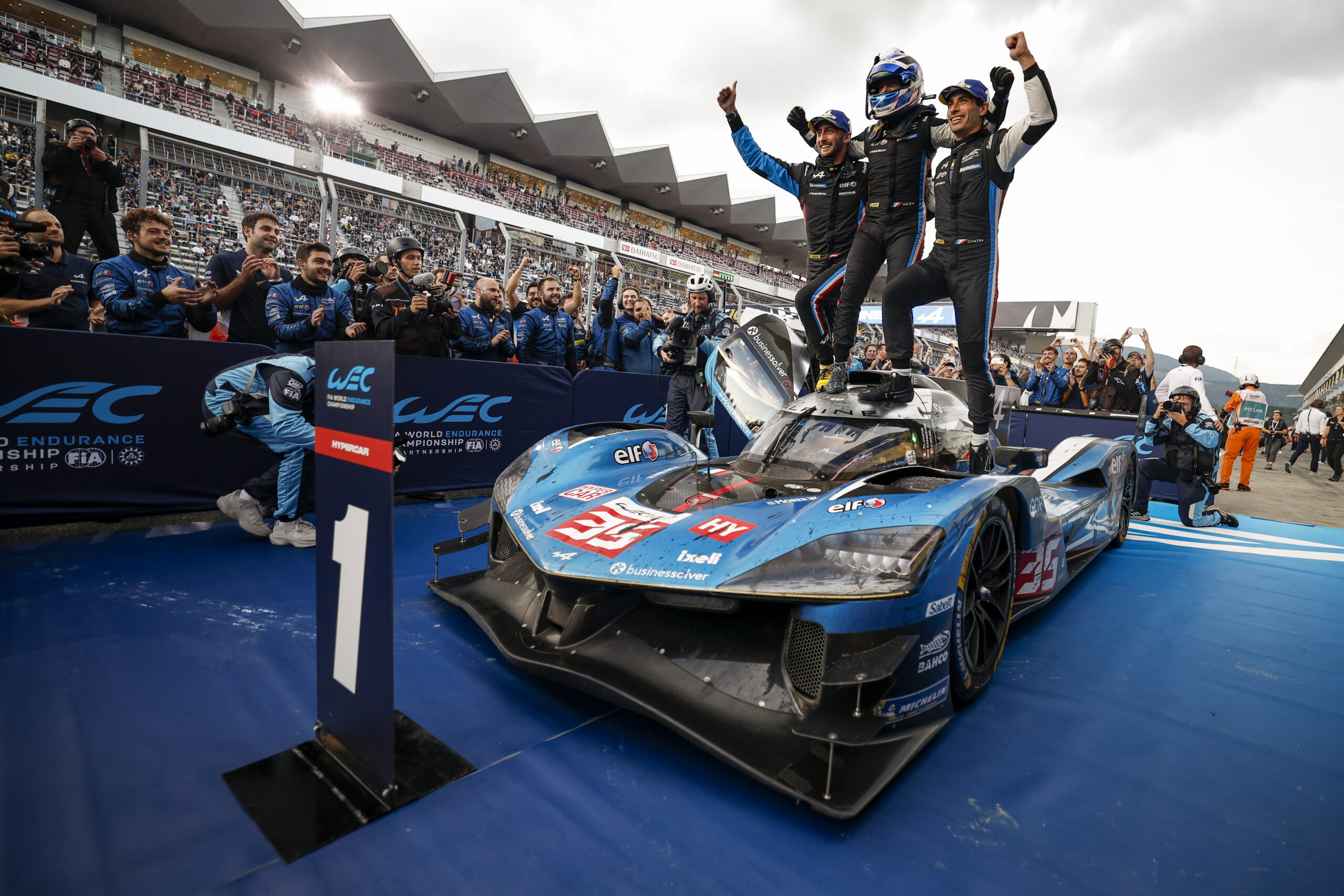 Załoga Alpine #35 świętująca triumf w 6 Hours of Fuji