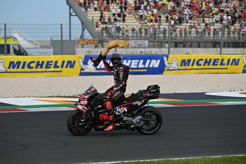 Marco Bezzecchi świętujący zwycięstwo w sprincie przed Grand Prix San Marino