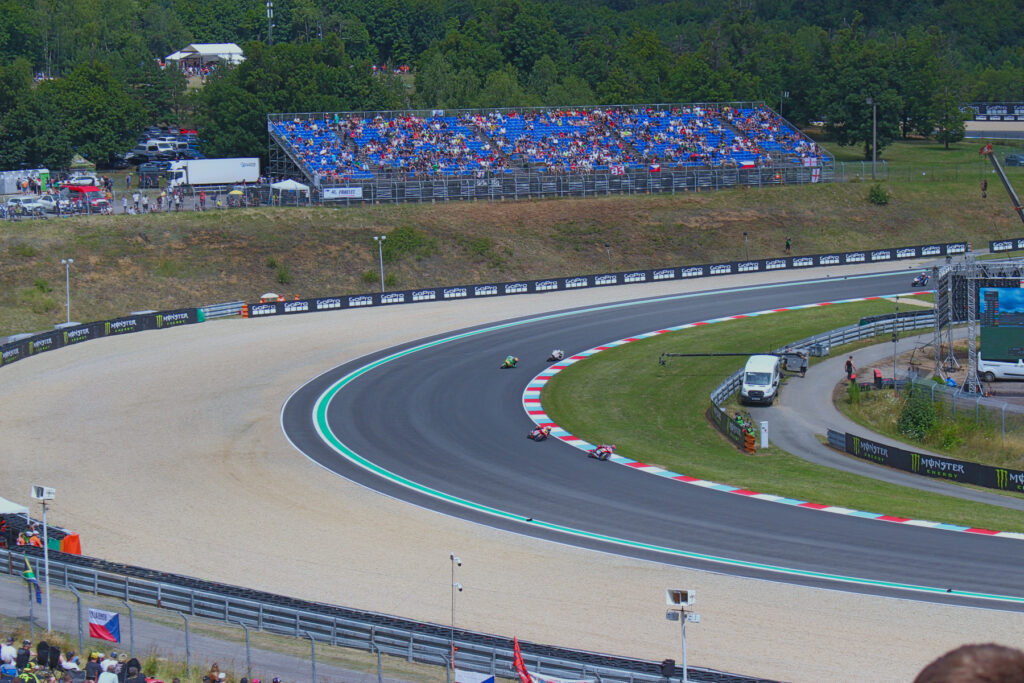 Widok na zawodników Moto3 w trakcie sesji kwalifikacyjnej z trybuny przy siódmym zakręcie