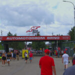 Wyjazd na wyścig MotoGP, tylna brama toru